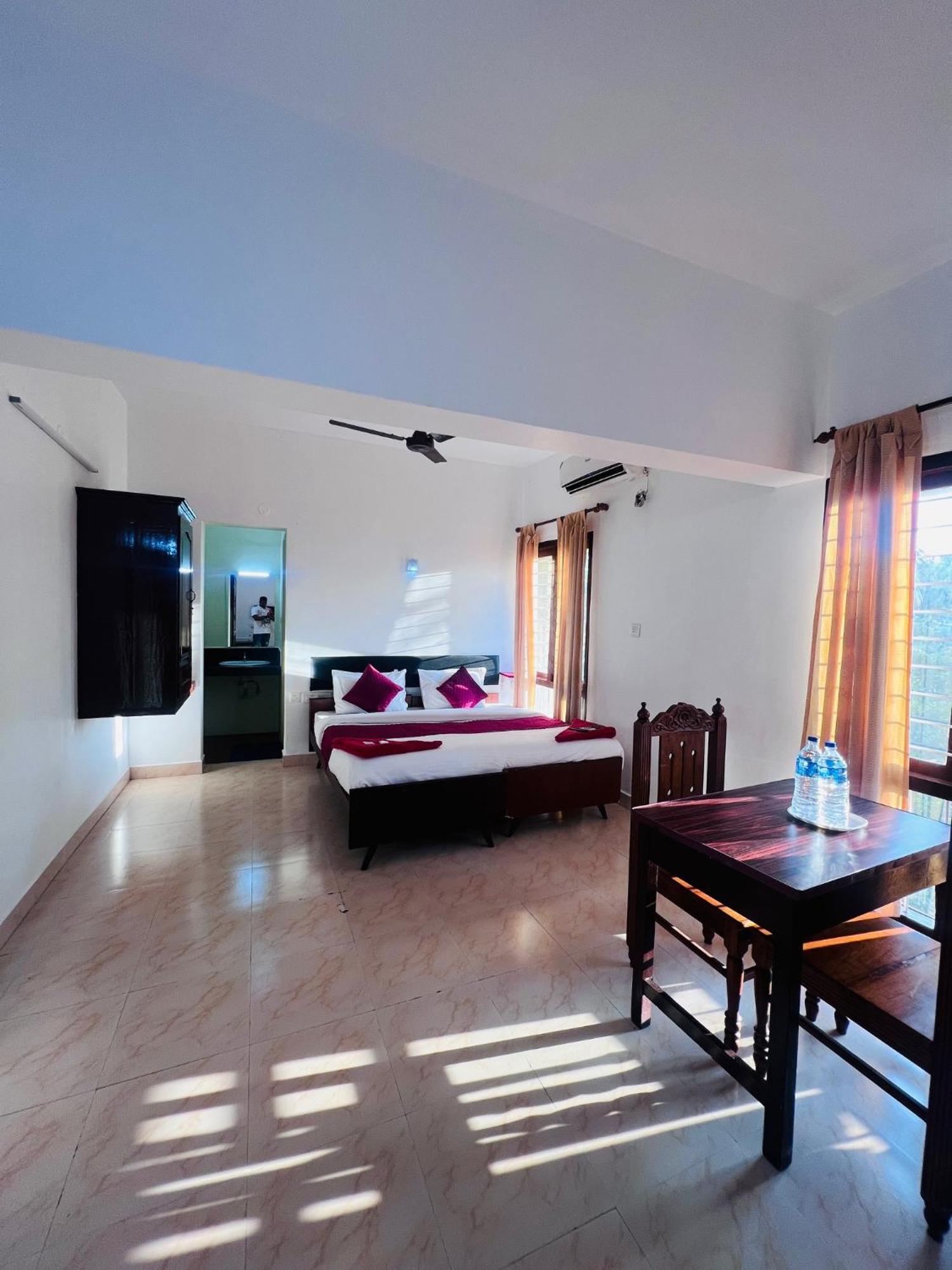 Hotel Sunday - Townhouse Club Airport Trivandrum Thiruvananthapuram Ngoại thất bức ảnh