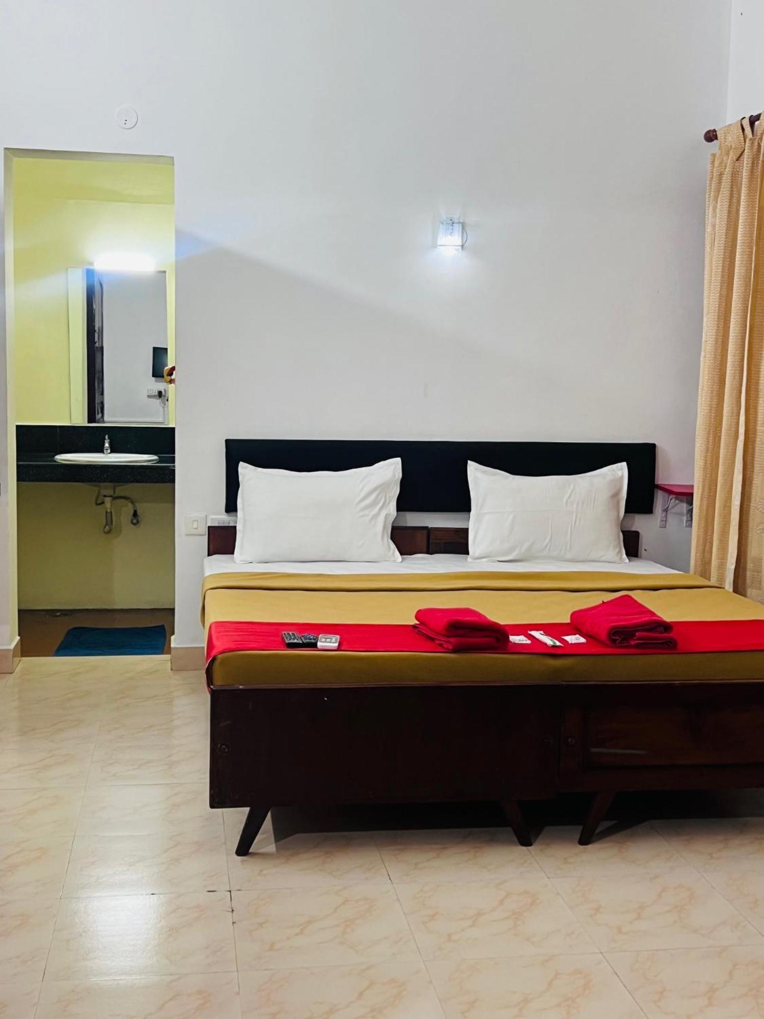 Hotel Sunday - Townhouse Club Airport Trivandrum Thiruvananthapuram Ngoại thất bức ảnh