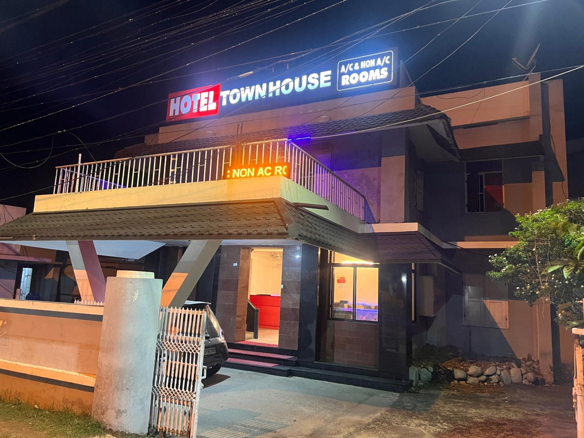Hotel Sunday - Townhouse Club Airport Trivandrum Thiruvananthapuram Ngoại thất bức ảnh